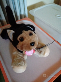 Cagnolino di peluche che cammina al guinzaglio Tutto per i