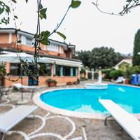 Panoramic villa with pool and garden overlooking R