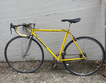 Bici da corsa con cambio e freni shimano