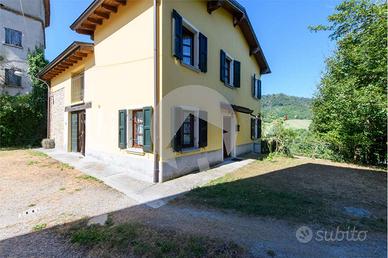 CASA SINGOLA IN SASSO CON GIARDINO- CARPINETI (RE)