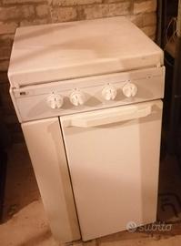 Cucina a gas quattro fuochi con vano bombola