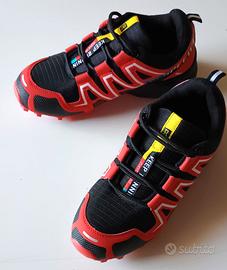 Scarpe da Trekking in tessuto rosso/nero.
