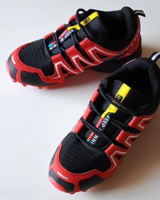 Scarpe da Trekking in tessuto rosso/nero.