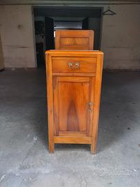 Comodino restaurato in noce di un secolo fa