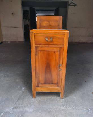 Comodino restaurato in noce di un secolo fa