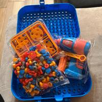 Set costruzioni con bulloni e trapano