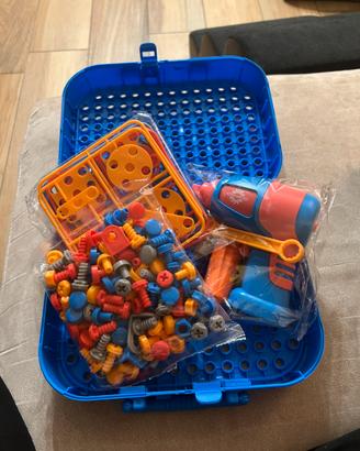 Set costruzioni con bulloni e trapano