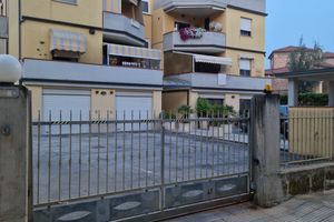 4 comodi posti auto scoperti in corte recintata