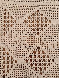 Centrino traforato lavorato a mano 