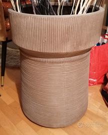 Vaso alto tipo terracotta chiaro.