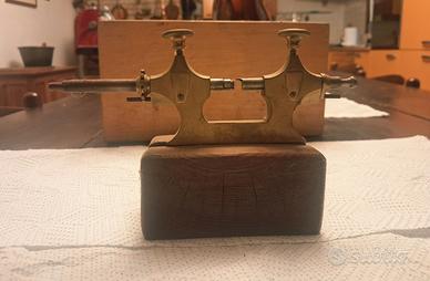 Tornio a pivottare manuale in ottone antico