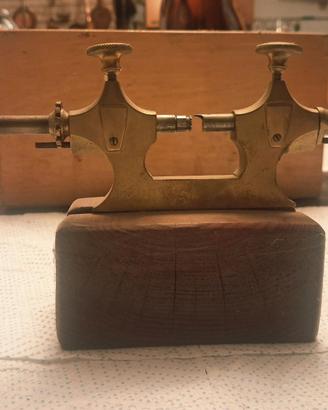 Tornio a pivottare manuale in ottone antico