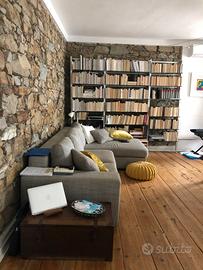 Divano con penisola colore grigio