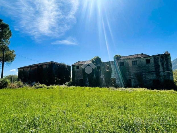 Casolare rustico terratetto con terreno agricolo