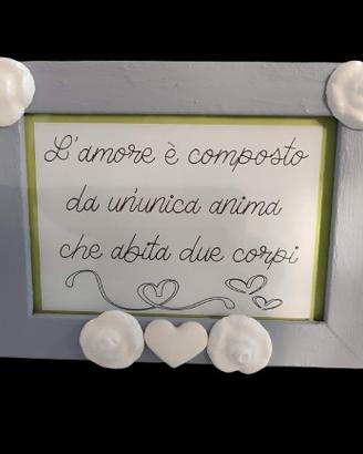 cornice decorata con gessetti e dedica