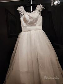 Vestito da sposa bianco in tulle e ricami di pizzo
