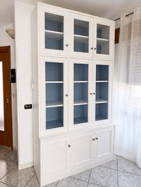 Vetrina / Credenza bianca con ante in vetro