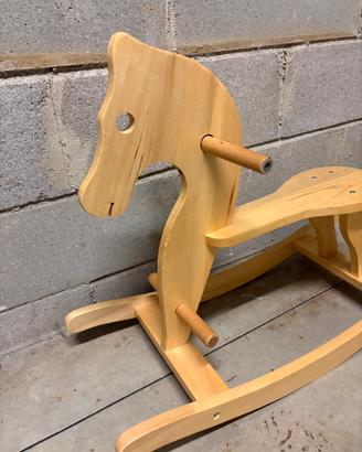 Cavallo a dondolo in legno