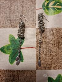 Orecchini pendenti in argento con spirale e strass