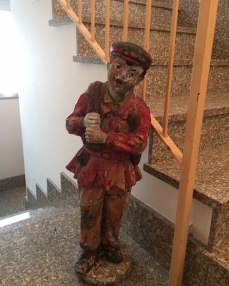 Statua bambino con sacco in cemento Vintage