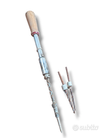 Trapano a mano antico a cacciavite con punte, come