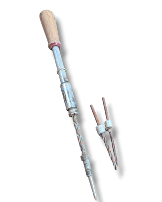 Trapano a mano antico a cacciavite con punte, come