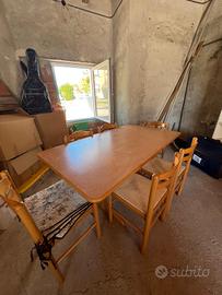 Tavolo in legno con sedie 