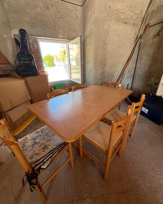 Tavolo in legno con sedie 
