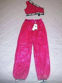 Tuta fucsia di paillettes