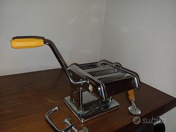 macchina per la fare pasta in casa con accessorio