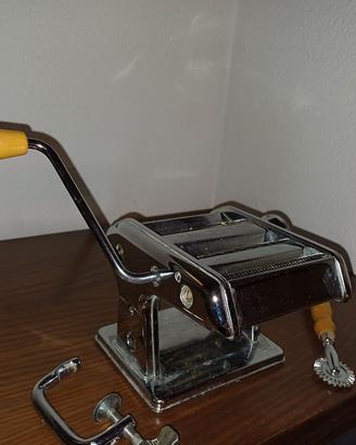 macchina per la fare pasta in casa con accessorio