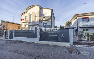 LUMINOSA PORZIONE DI BIFAMILIARE RISTRUTTURATA NE