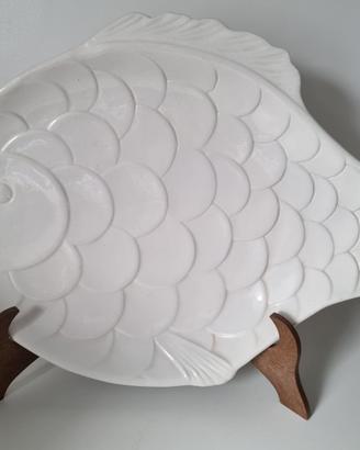 Piatto da portata a forma di pesce in ceramica