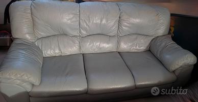 Divano in vera pelle 3 posti.