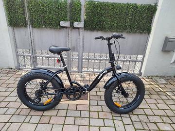 Bicicletta fat nera
