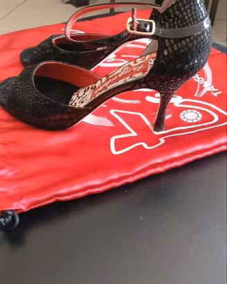 Scarpe da ballo  tacco 7 mai messe.