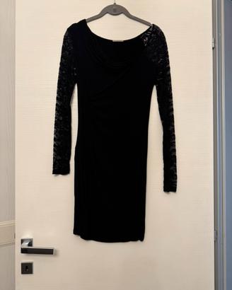 Vestito nero con maniche in pizzo.
