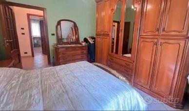 camera da letto classica in vero legno