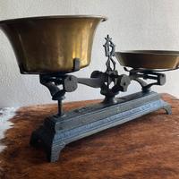 Bilancia vintage in ghisa