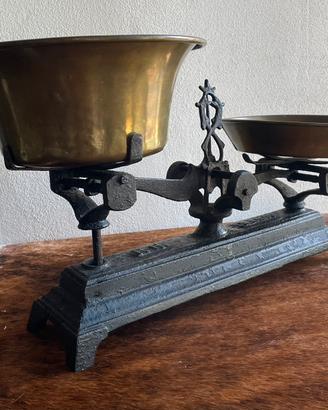 Bilancia vintage in ghisa