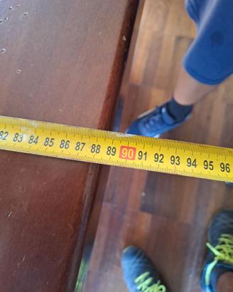 Tavolo in legno massiccio con 8 sedie