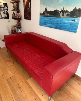 Divano tre posti in pelle di colore rosso
