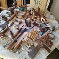 Antichi strumenti ed manigliette per mobili