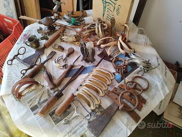 Antichi strumenti ed manigliette per mobili