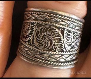 anello a fascia in argento intagliato