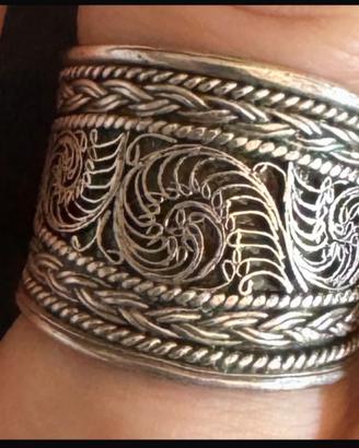 anello a fascia in argento intagliato