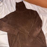 Maglione marrone a collo alto