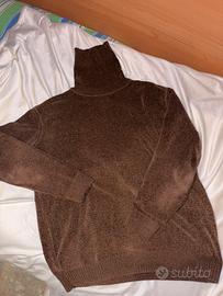 Maglione marrone a collo alto