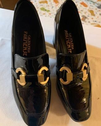 Scarpe in vernice nera