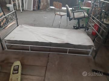 Letto singolo in ferro battuto+ una rete  a doghe